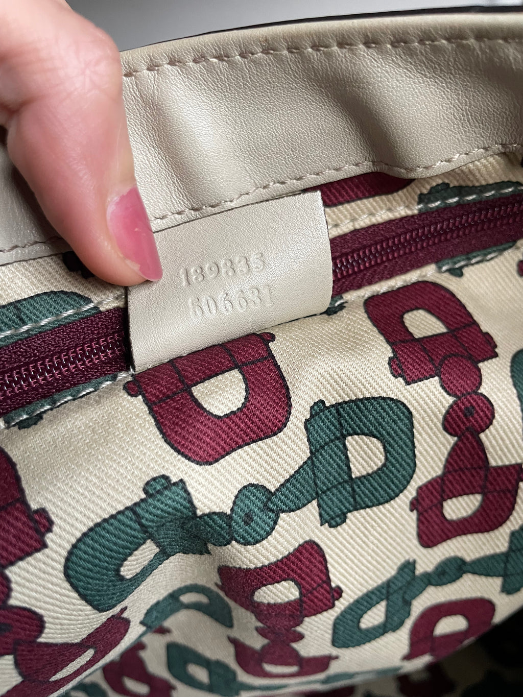 Gucci Abbey D Ring in Leather Beige