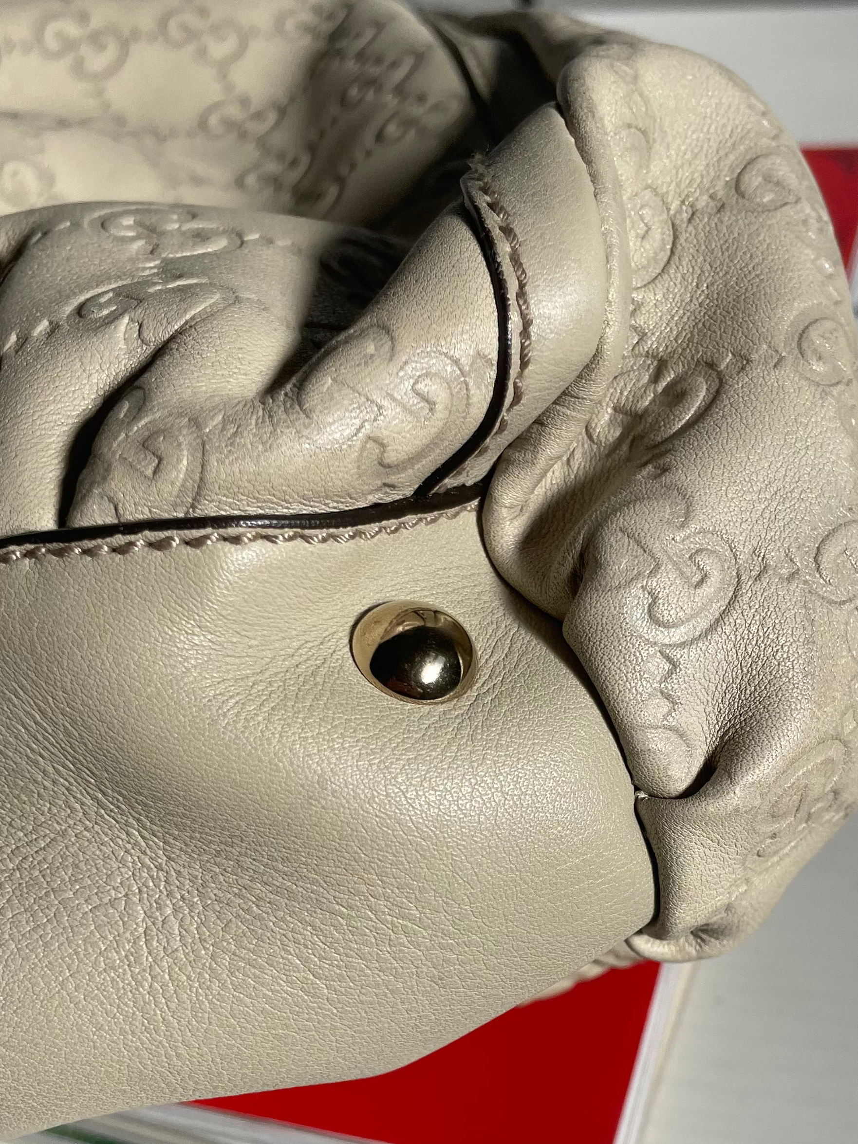 Gucci Abbey D Ring in Leather Beige